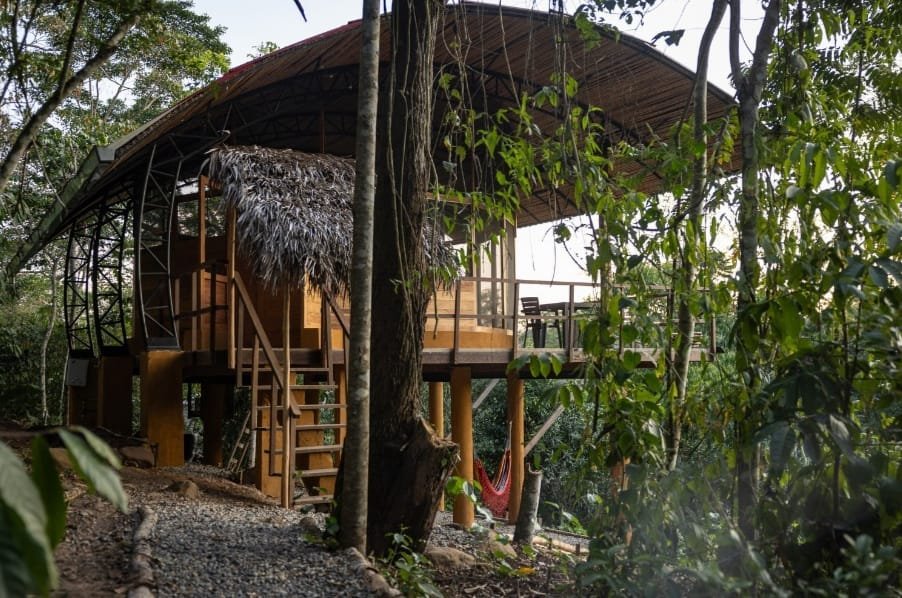 Exclusividad natural: Venta de lodge rodeado de árboles y río en Tarapoto